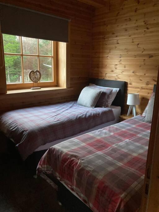 Red Squirrel Log Cabin With Hot Tub Keith Luaran gambar