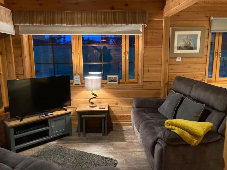Red Squirrel Log Cabin With Hot Tub Keith Luaran gambar