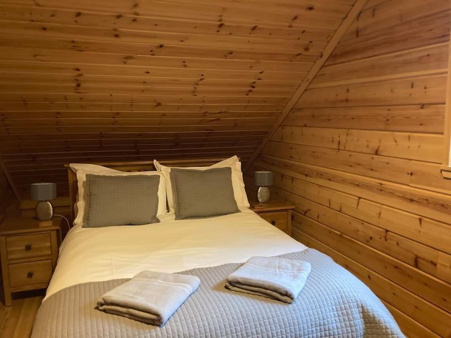 Red Squirrel Log Cabin With Hot Tub Keith Luaran gambar